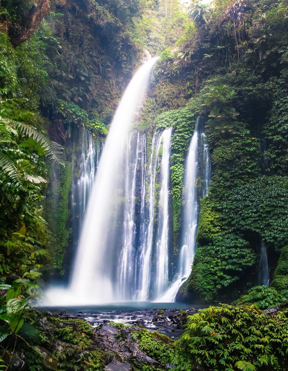 air terjun sendang gile, menjadi salah satu air terjun terindah di lombok, menjadi salah saku tempat destinasi yang wajib anda kunjungi, di twinscarlombok. kami menyediakn transport, hotel, guide dan lainnya tentunya dengan harga murah
