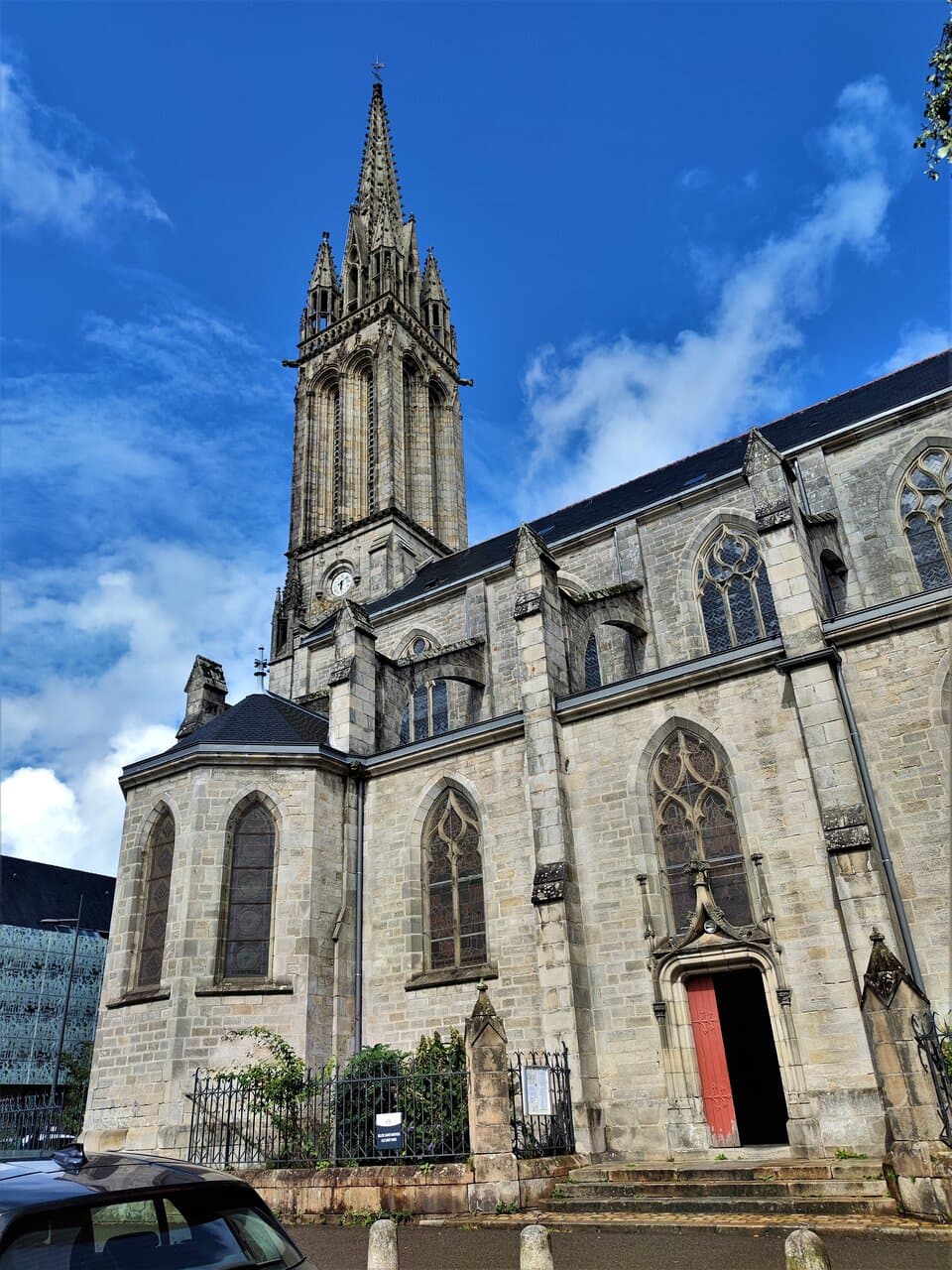 Elle mérite une visite, l'occasion d'une balade dans Quimper. Il y eut à cet endroit une église romane puis une église gothique qui fut entièrement reconstruite à la fin du 19ème, c'est l'église actuelle. Ouverte et accueillante en ce mois de septembre 2022, elle est moins prestigieuse que la cathédrale (fermée entre 12h et 14h) et moins fréquentée.  Vaste édifice très lumineux, elle reste chaleureuse malgré de belles élévations. Les vitraux, dont certains du 16ème, sont superbes. 