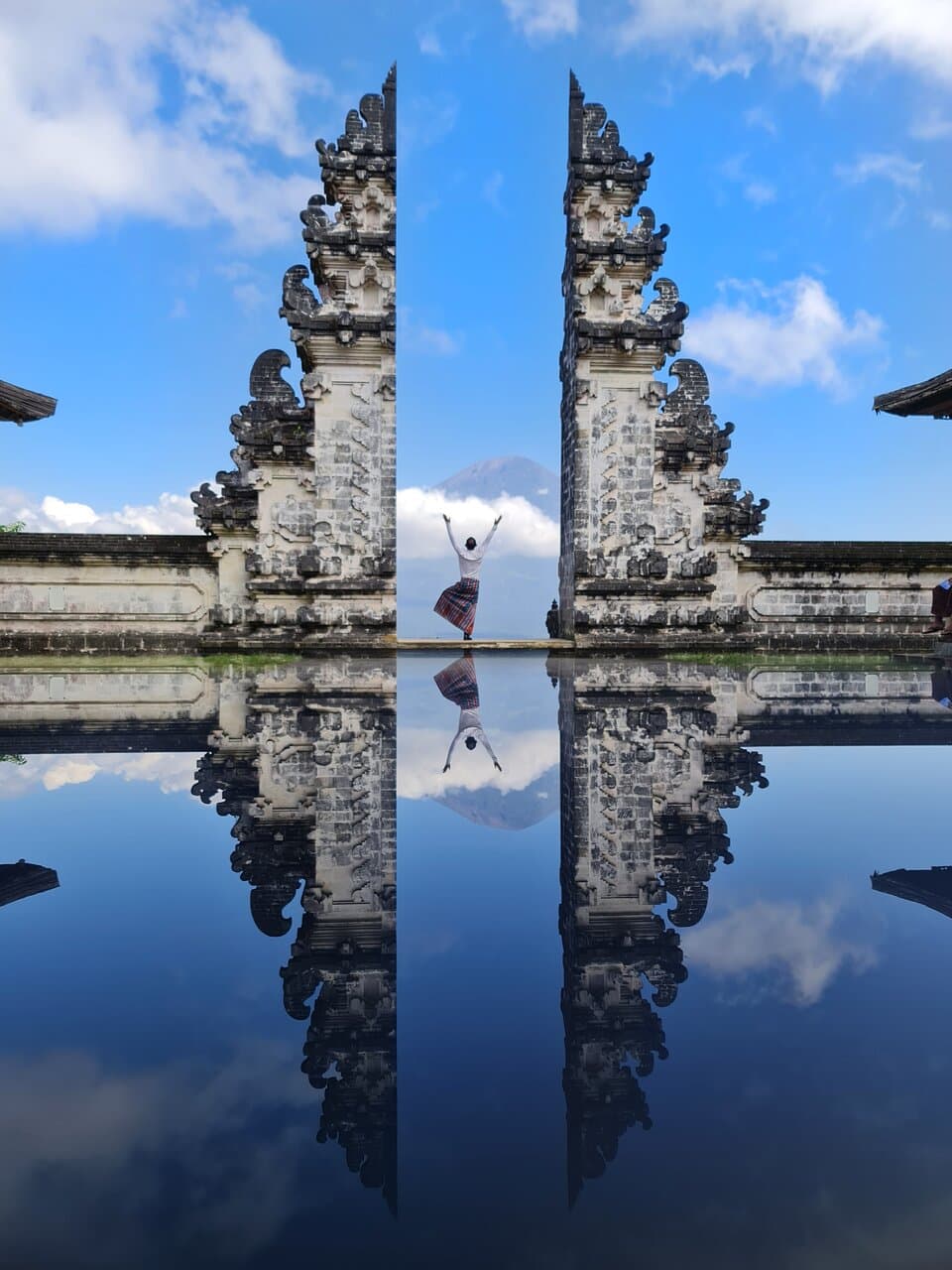 สถานที่เที่ยวแห่งนี้จะอยู่ภายในอาณาบริเวณของวัด Pura Penataran Agung Lempuyang หรือเรียกสั้นๆว่า Lempuyang Temple ไฮไลท์ที่นักเดินทางนิยมมากันเพื่อถ่ายภาพร่วมกับ Gate of Heave (ประตูสวรรค์) ที่มีฉากหลังเป็นภูเขาไฟอากุง หนึ่งในภูเขาที่ยังคงมีพลังบนเกาะบาหลีแห่งนี้ โดยถ่ายภาพสะท้อนกับกระจกครับ