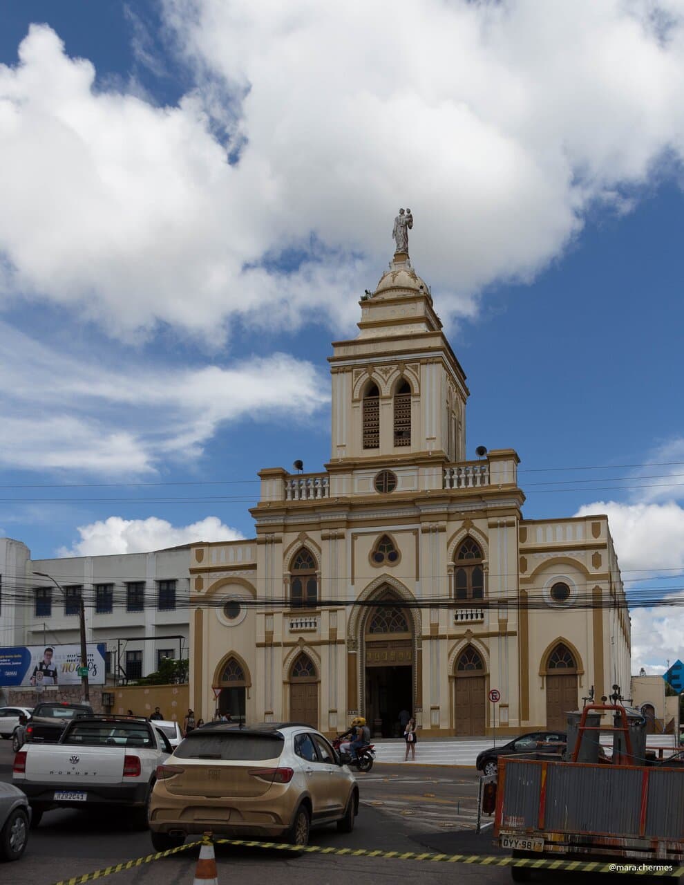 Localizada no centro de Garanhuns, local de muito movimento. 