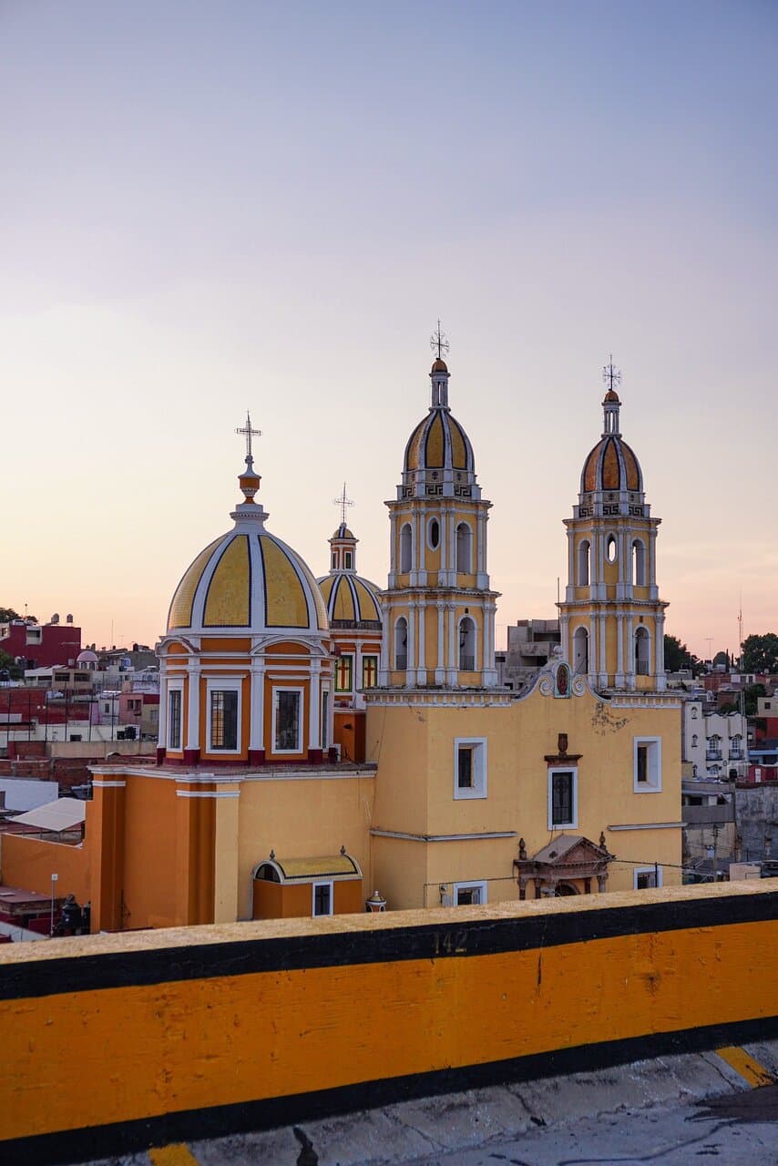 Santuario de la virgen de Guadalupe (vista desde el estacionamiento de atrás)