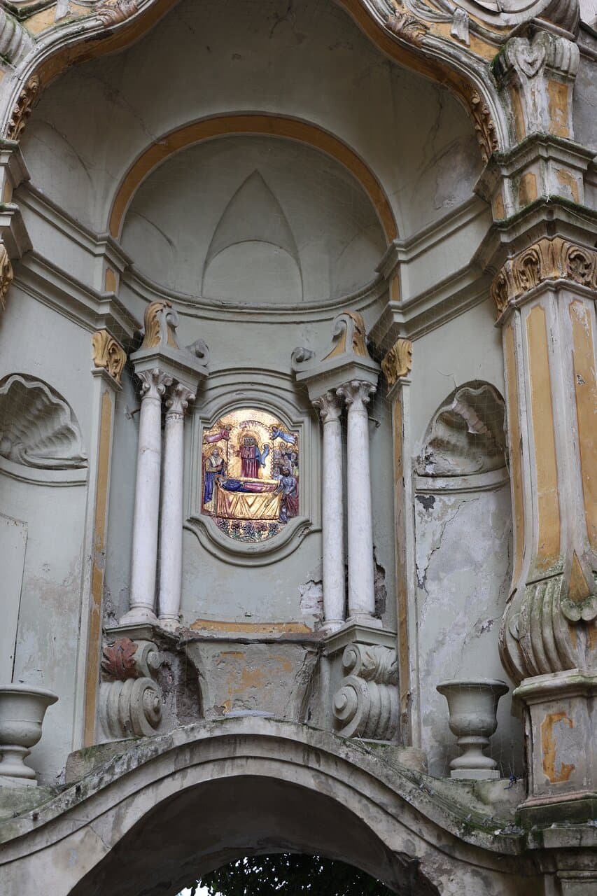 Rapallo - Porta delle Saline, da via Cairoli - La Madonna di Montallegro