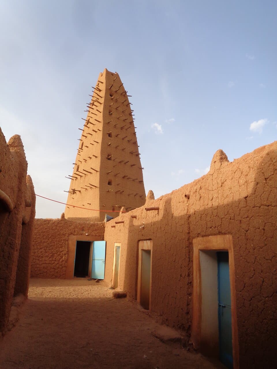 Uliczka prowadząca do wejścia do meczetu .