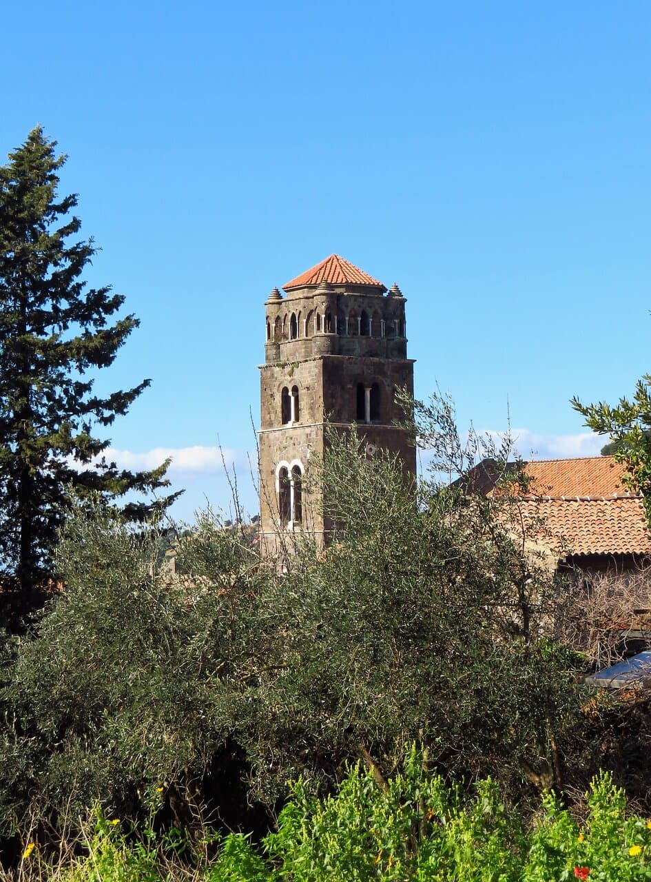 La parte superiore del campanile, visto dal castello