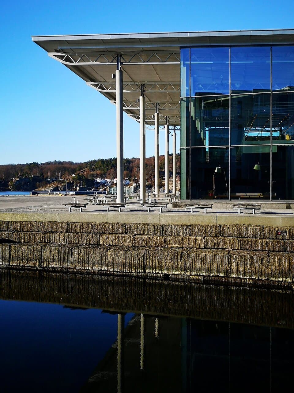 Signalbygg med mye glass nede ved sjøen i Langestrand.