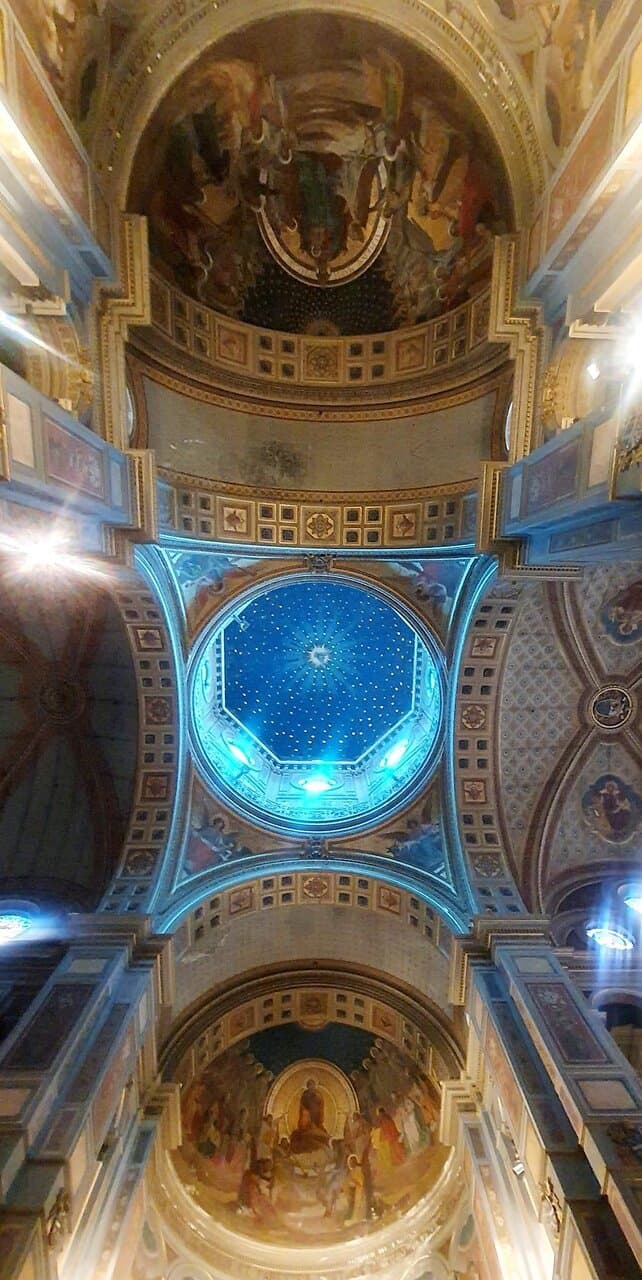 La chiesa che  è stata la prima chiesa dei piemontesi edificata a ridosso del Vaticano ,è da sempre famosa per il soffitto della cupola in alluminio con intersezioni in cristallo da cui arrivano magici riflessi sulle navate