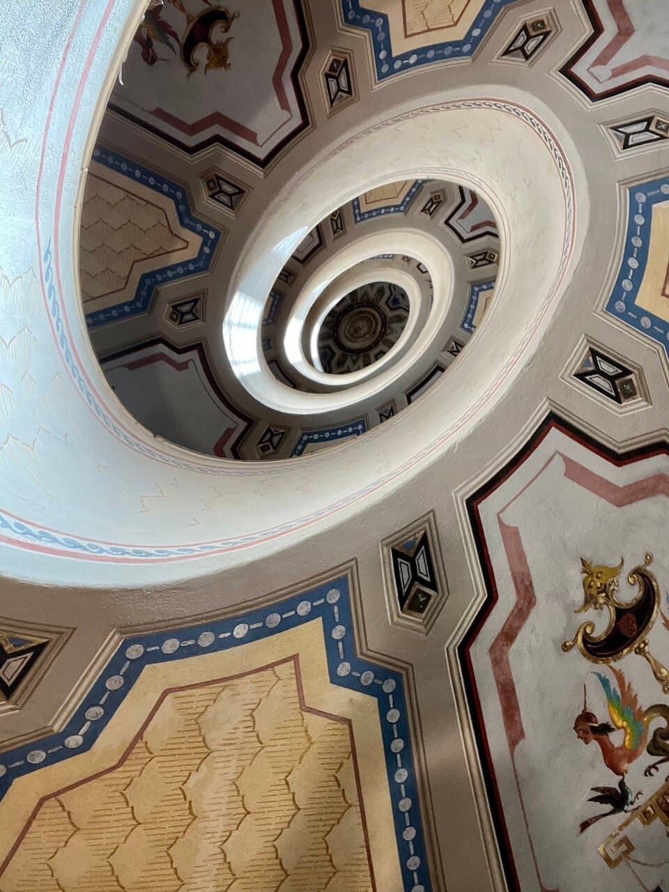 La scala a chiocciola costruita dall’architetto Jacopo Barozzi detto il Vignola , situata all’interno del palazzo Boncompagni o Barozzi …opera di architettura del cinquecento, la prima nel suo genere … inizialmente era solo intonacata e poi successivamente nel 1800 il signor Boncompagni la fece decorate da pittori dell’epoca … merita molto , la visita guidata ☺️