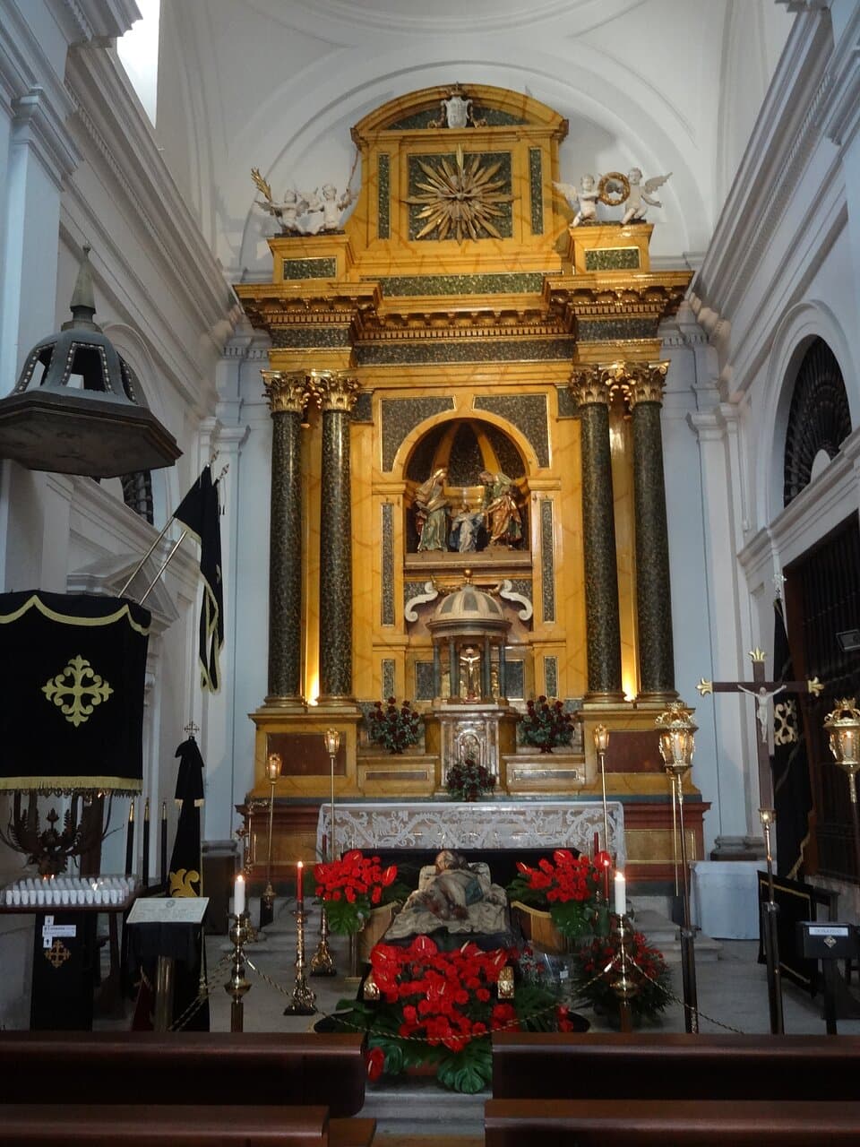 Altar mayor con el montaje de Semana Santa del paso del Cristo yacente de Gregorio Fernández