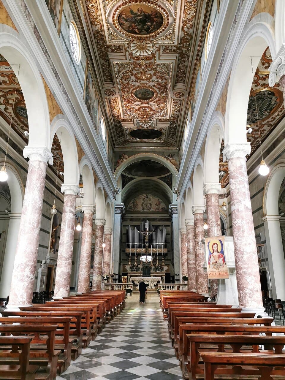 il suo interno con l'altare ,le navate e il soffitto a cassettoni