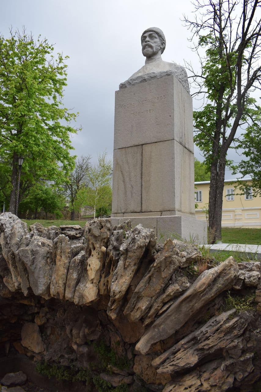 Памятник К. Л. Хетагурову