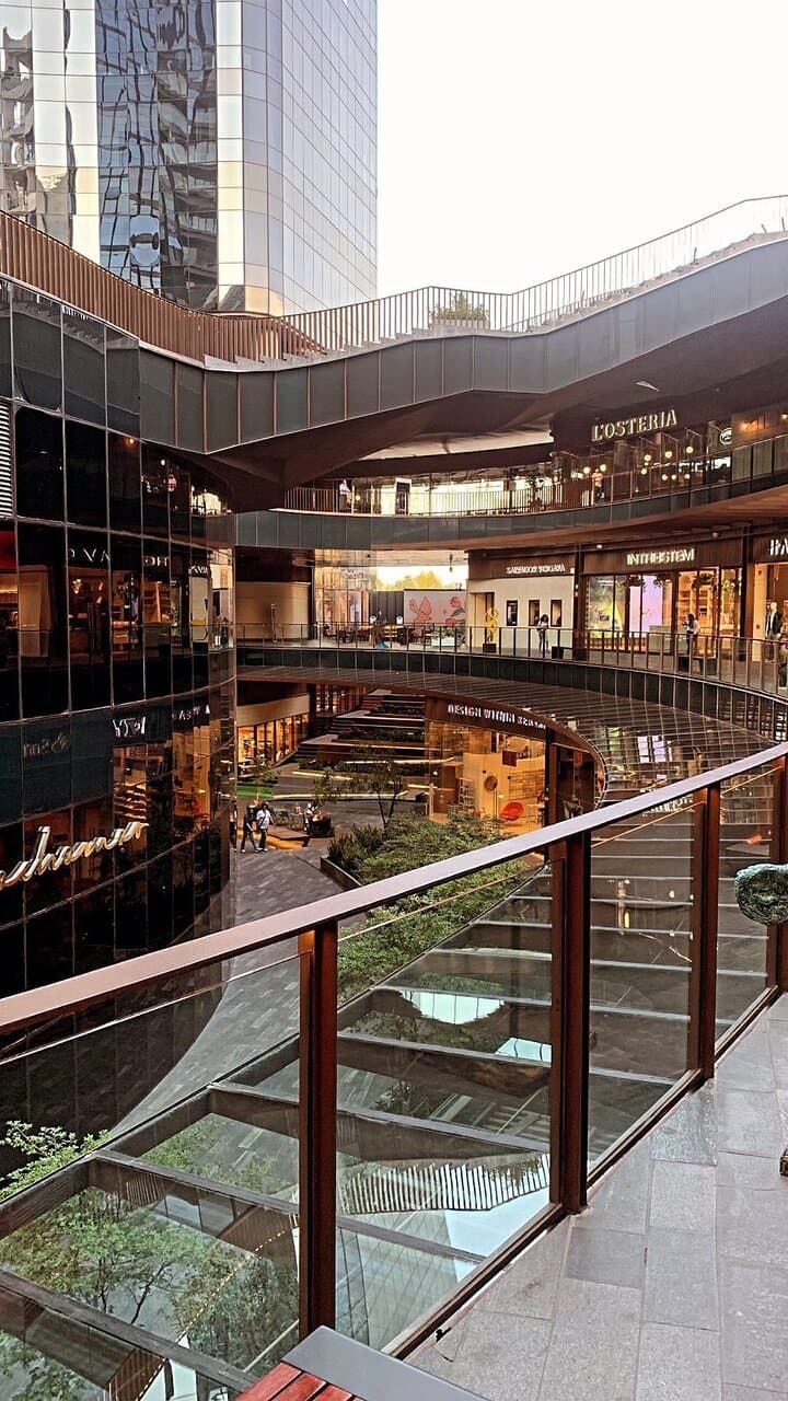 Centro comercial donde puedes encontrar tiendas de ropa de marcas exclusivas y restaurantes. Tiene una arquitectura moderna y puedes tomarte bonitas fotos en su terraza central y superior.