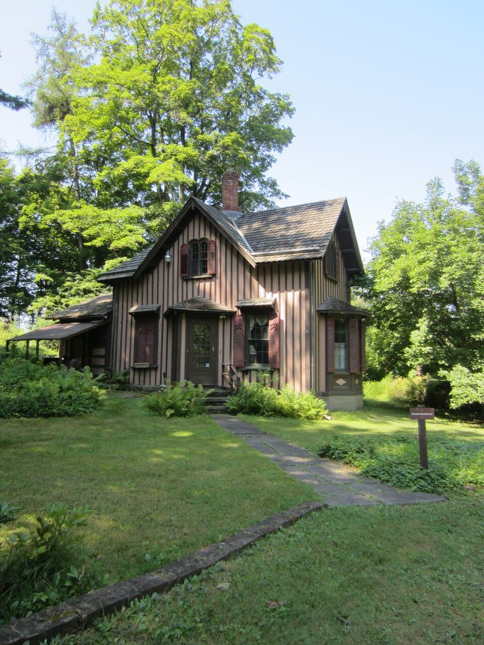 Small building near the parking area.