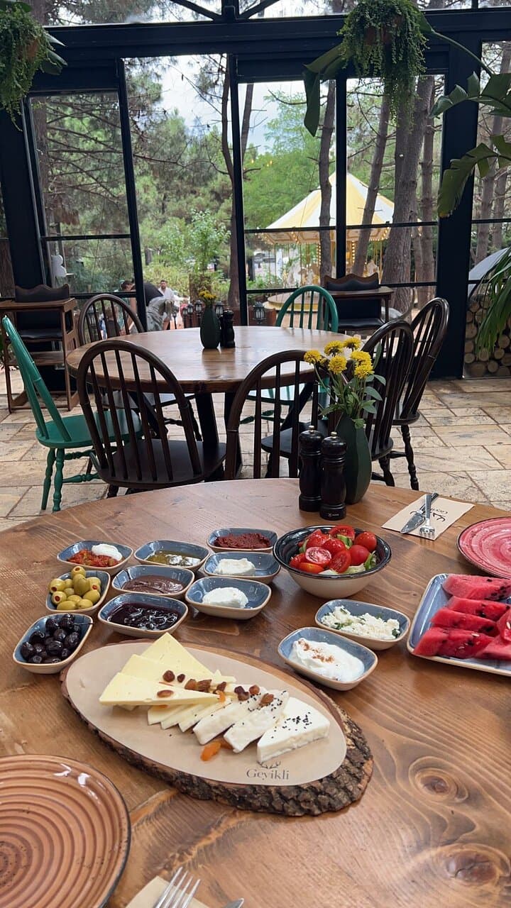 المطعم تعاملهم جدا جدا سيء ، انا كنت هناك اليوم وكنا 4 اشخاص وطلبنا افطار ل 3 اشخاص في البدايه رفض العامل وكان يريد ان ينزل افطار ل 4 اشخاص واخيرا وافق على 3 اشخاص وهذي كانت الكميه وصحن بيض واحد فقط ، ولم يضعوا صحن وشوكه وسكين لزميلتي الرابعه على اساس الافطار ل 3 اشخاص حتى الشاي جاب لنا 3 استكانات ، ولما كلمت المدير عطانا قهوه تركيه ارضاء لنا ،، والسعر غالي الشخص 435 ليره وخدمه كمان 145 ليره تقريبا  لا انصح فيه للافطار الكميه قليله والسعر غالي