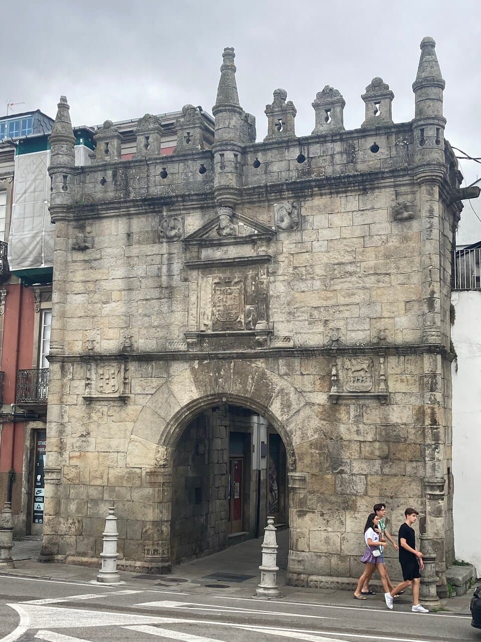 Puerta principal de Viveiro desde el Puente de la Misericordia.