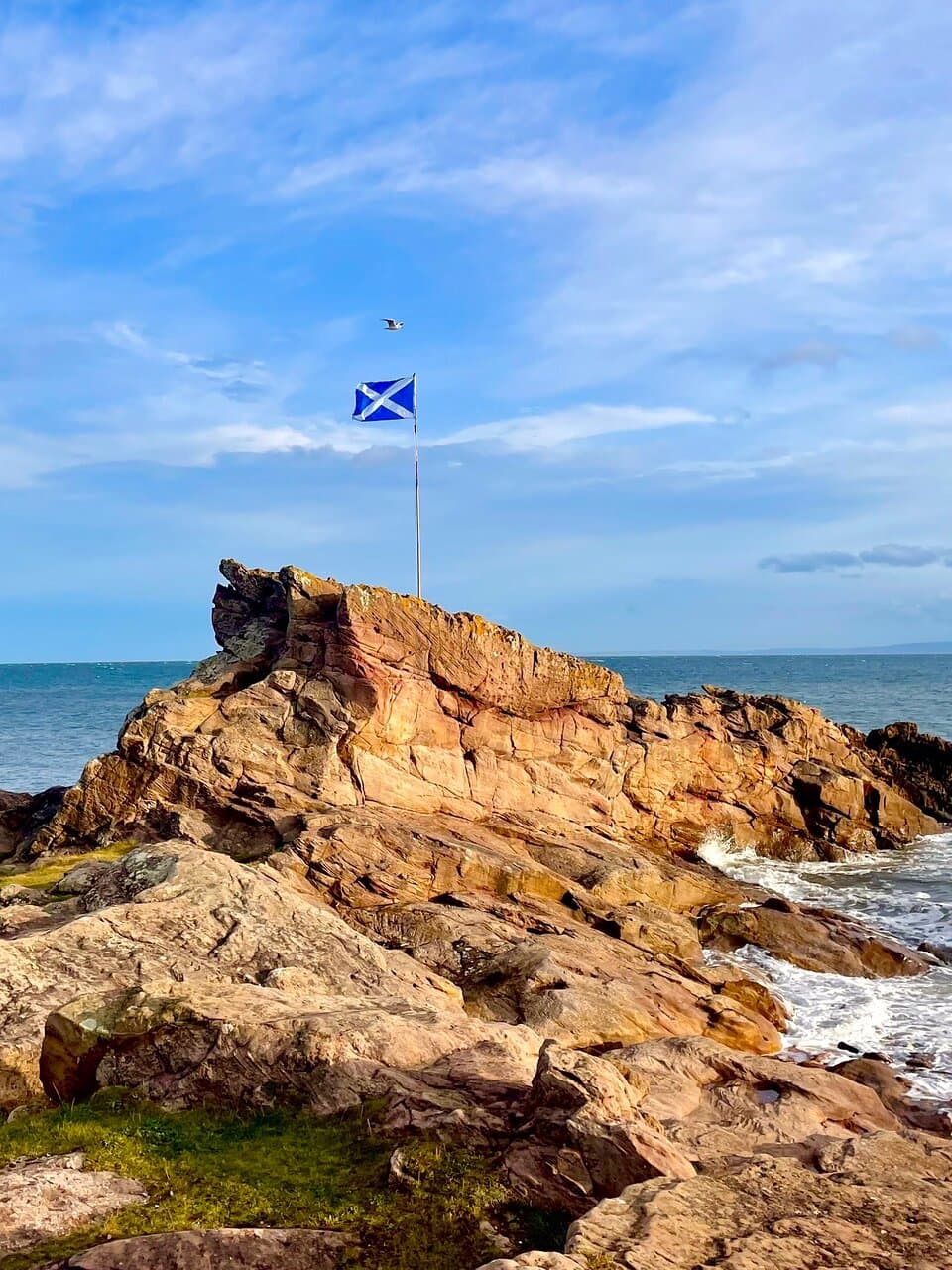 Rocky outcrop at the southern end. “ It’s guid to be merry and wise, It’s guid to be honest and true, It’s guid to support Caledonia’s cause, And bide by the buff and the blue.” -Robert Burns