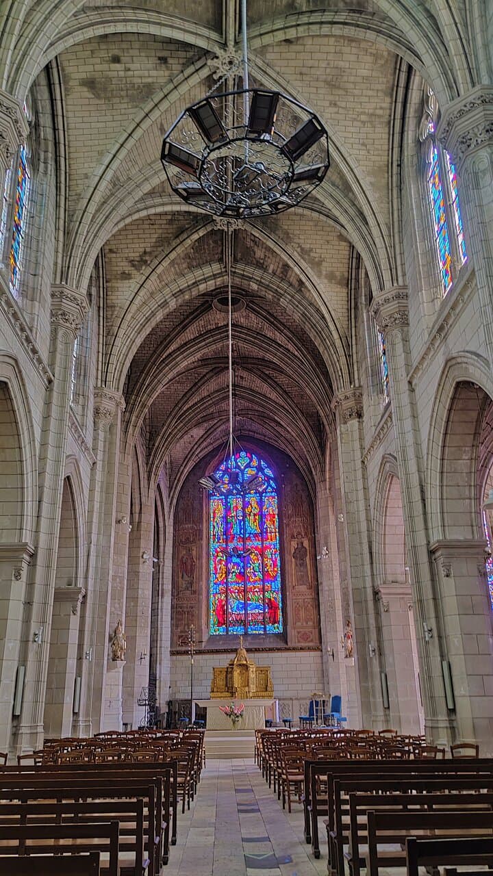 Cette belle église du 15è siècle, fortement transformée au 19è siècle, abrite de jolies choses. La découvrir me procura beaucoup de plaisir, la statuaire, les vitraux, les autels, les reliquaires, les tableaux et décors peints sont remarquables. 