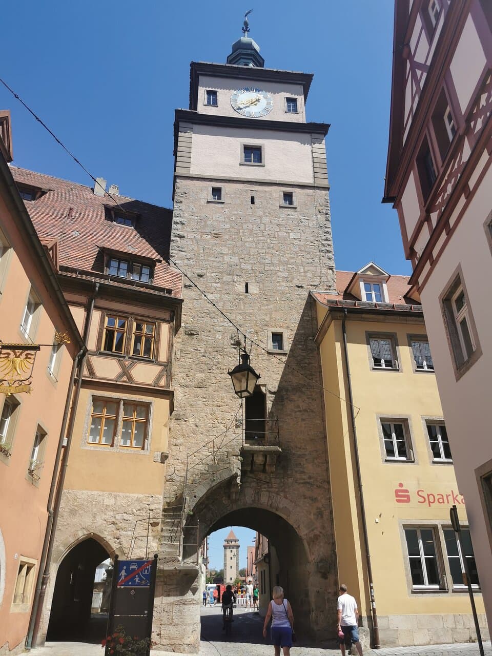 В арку видны Висельные ворота- Галгентор. 