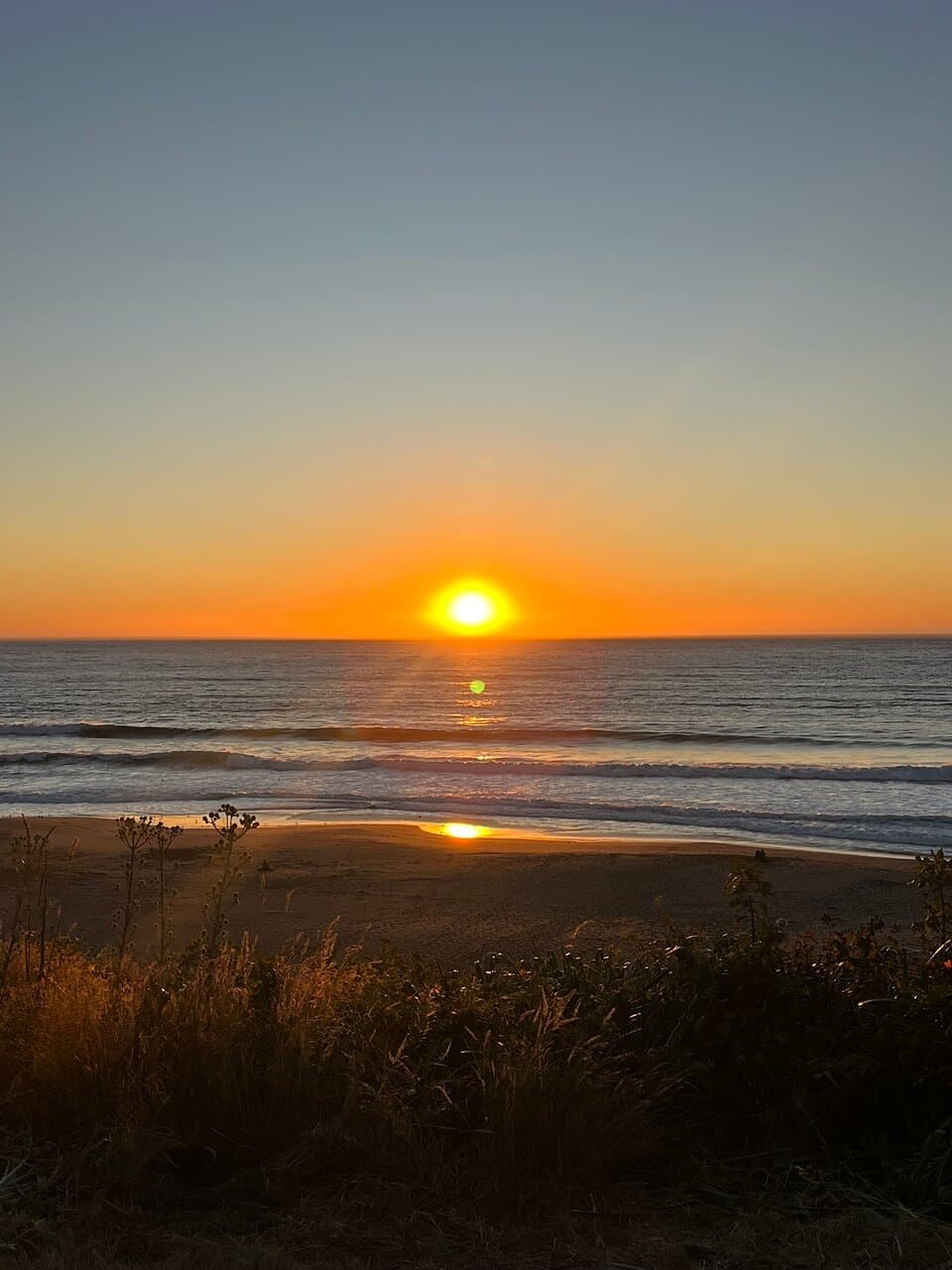 Foto diurna y atardecer en la playa.