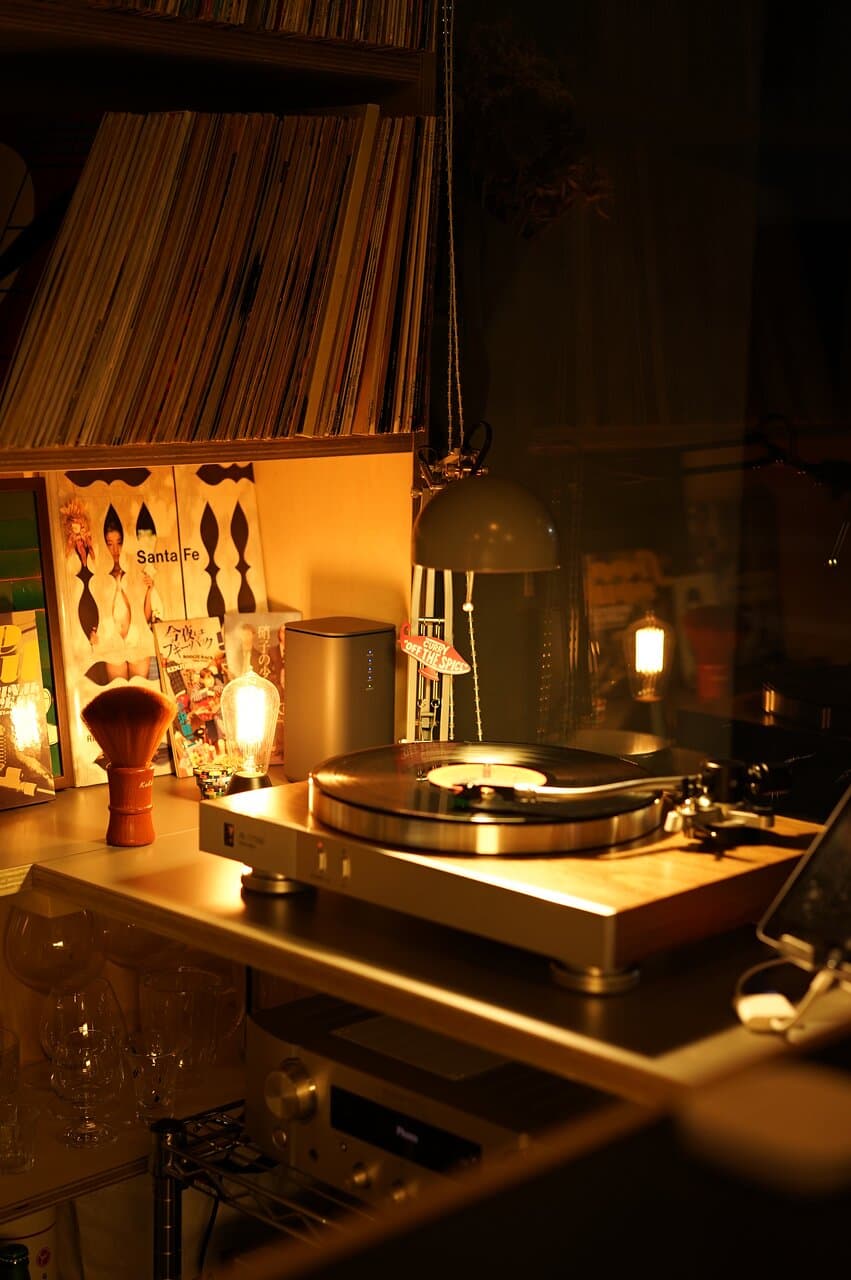 ロックからR&B、JAPANESE CITY POPまで、レコード盤の音楽とお酒をお楽しみください。