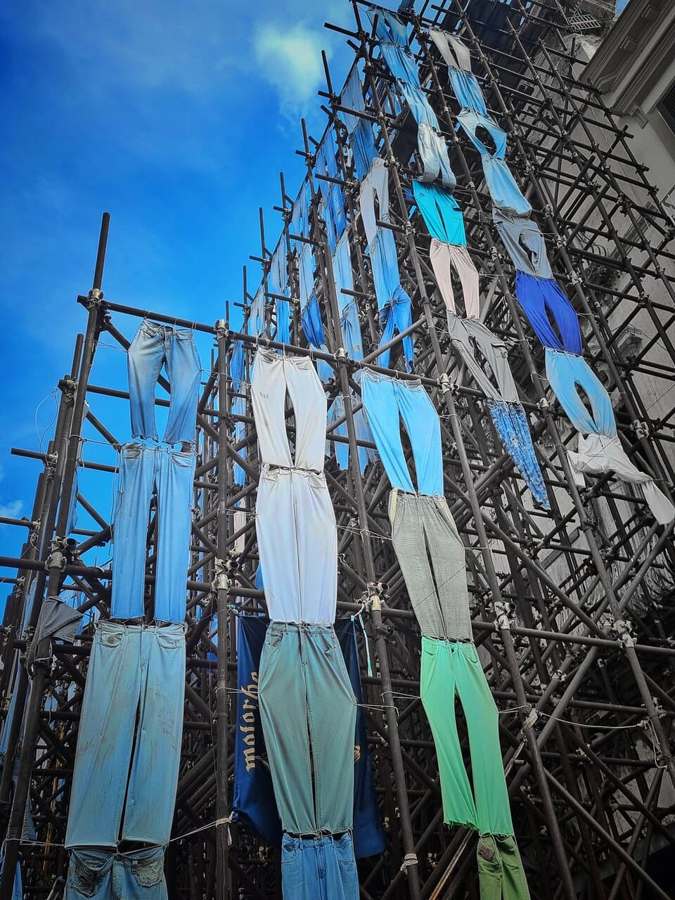 Explore the Vintage Open Market of Resina