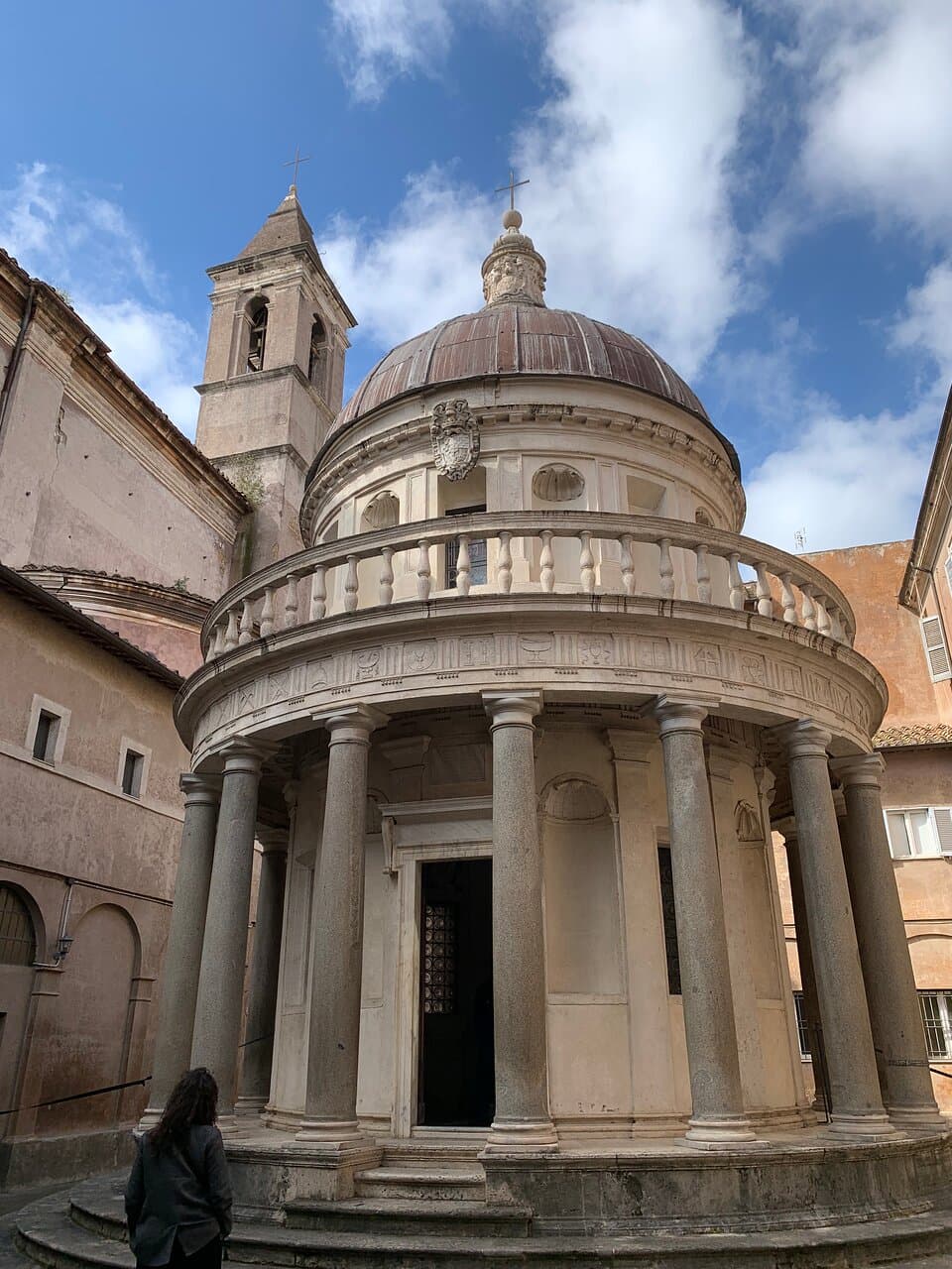 La perfezione delle proporzioni fa di quest’opera del Bramante  uno dei migliori esempi di architettura del Rinascimento. Mar 23