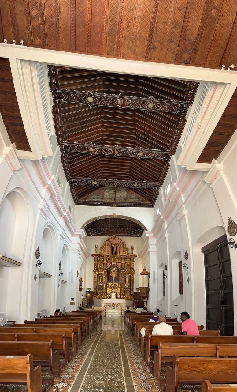 Passeando pelo Bairro San Diego não deixe de conhecer a Igreja de Santo Toribio de Mogrovejo.  Igreja católica localizada no centro histórico de Cartagena das Índias, em frente a Plaza Fernández de Madrid. 