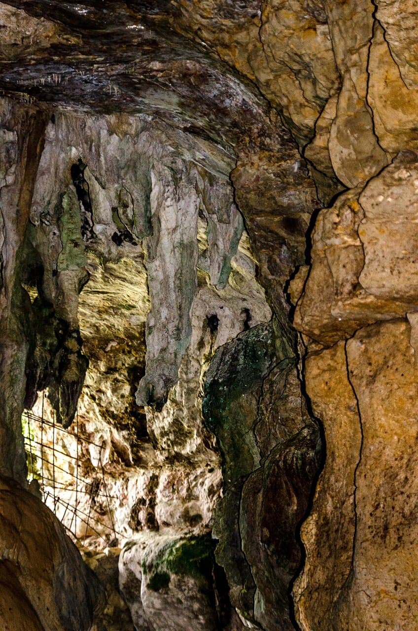 Magnifique caverne aux stalactites et stalagmites en nombre incalculable.