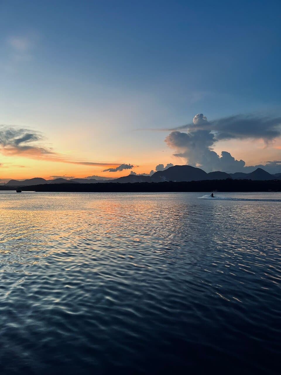 O pôr do sol deste lugar é surpreendente,tem uma vibe boa,trás boas energias,adorei muito a vista deste lugar,passei a tarde toda assistindo este pôr do sol,amei muito a vista deste lugar,voltarei quantas vezes eu puder só para apreciar esta bela vista e que vista maravilhosa