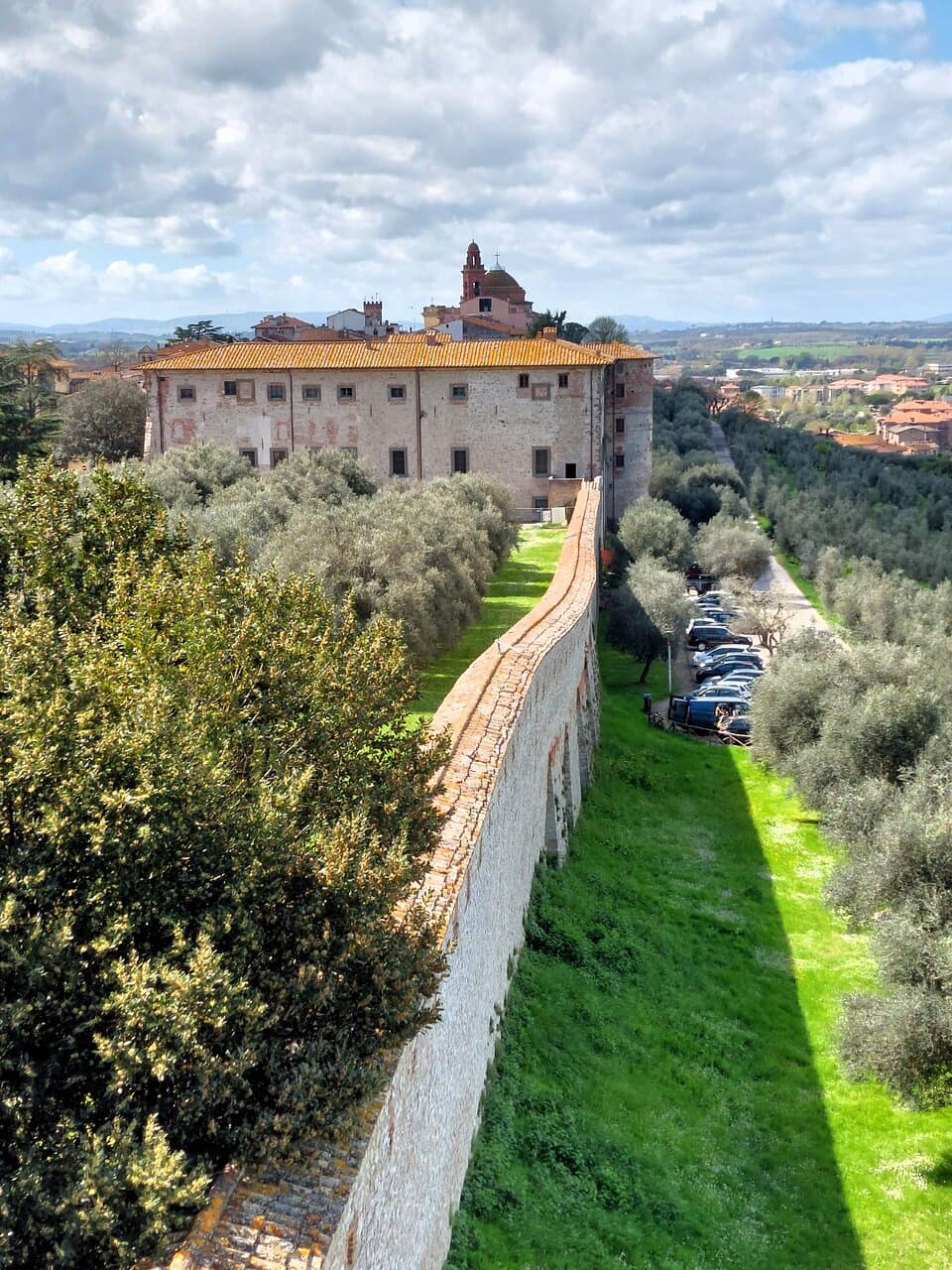 Il camminamento che collega il palazzo Ducale (sullo sfondo) con la Rocca