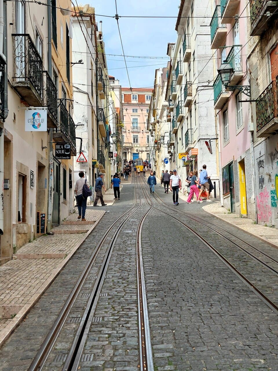 Rua da Bica nel momento in cui non passa alcun vagoncino della funicolare