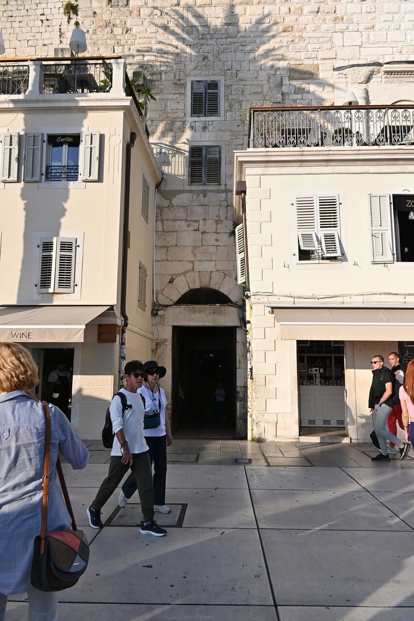 宮殿内へアクセスするメインの入り口になっている青銅の門。