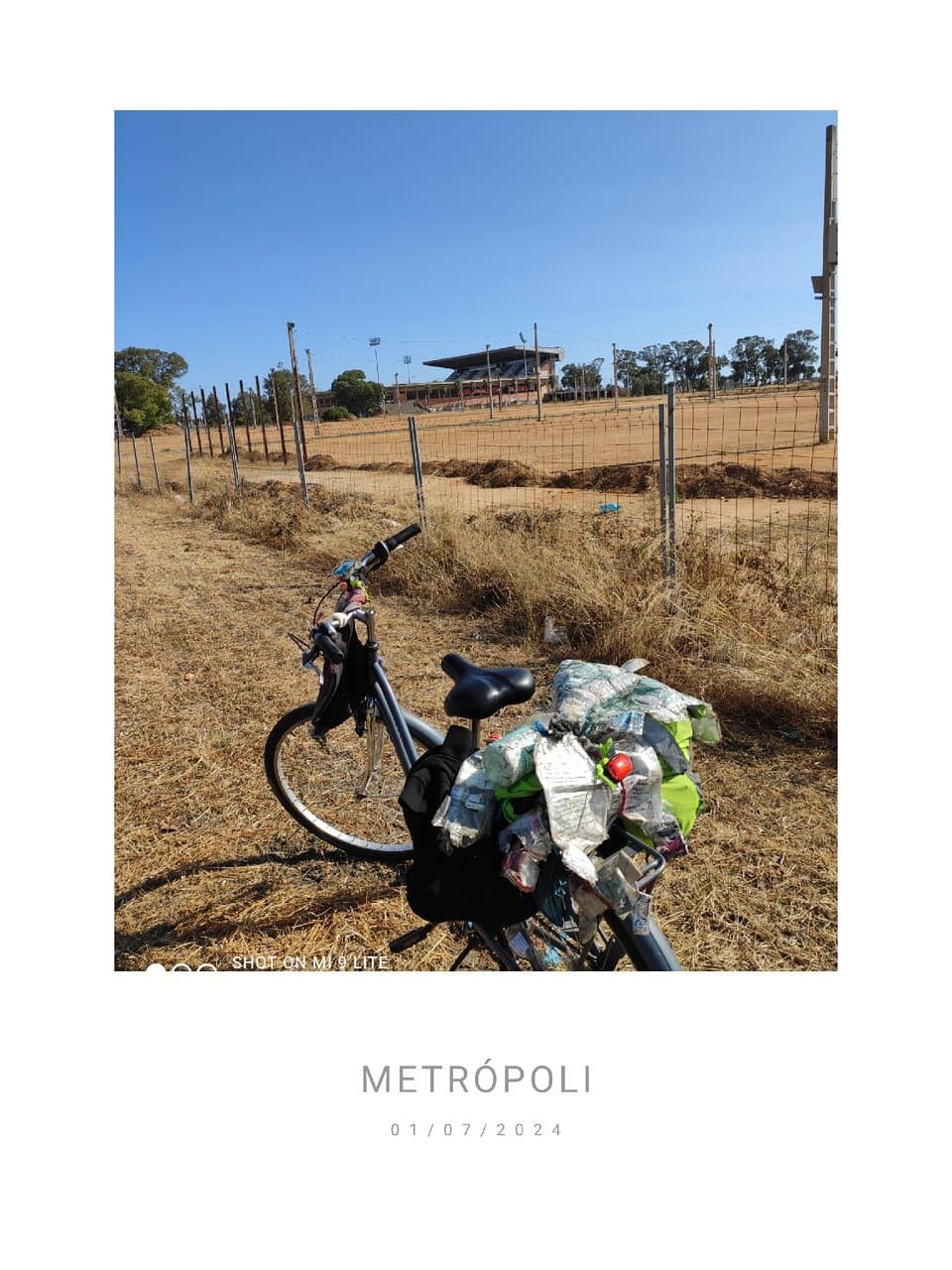 Casa calle salteras número 21 Sevilla con mi bici a pedalear camas Castilleja de la cuesta Ginés Espartinas Sanlúcar la mayor Castilleja del campo manzanilla de Huelva bonita bodega a la izquierda con viñedos preciosos Villalba del Alcor palma del condado villarrasa niebla San Juan del Puerto Huelva área del estadio colombino hice mi foto no llegue a acercarme al estadio pero se veía preciosa esa imagen de asientos es el equipo modesto con sus altas y bajas pero el orgullo de ser antiguo 22:07