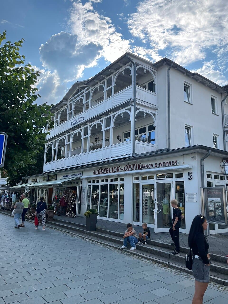 The Hauptstrasse in Binz is flanked by nice buildings in Bäderarchitecturstil