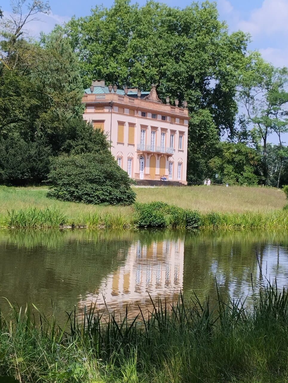 Zur Zeit 2024 wird das Schloss renoviert "siehe Fenster".