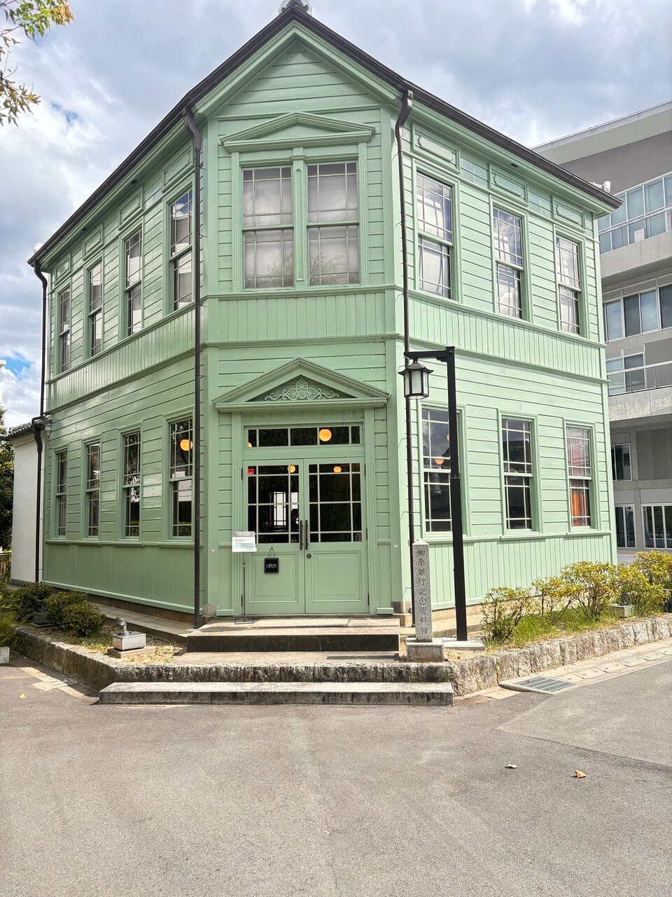 この資料館は、部落の方に融資するために作られた柳原銀行を移築したもので、元は河原町塩小路の南の突き当りにありました。