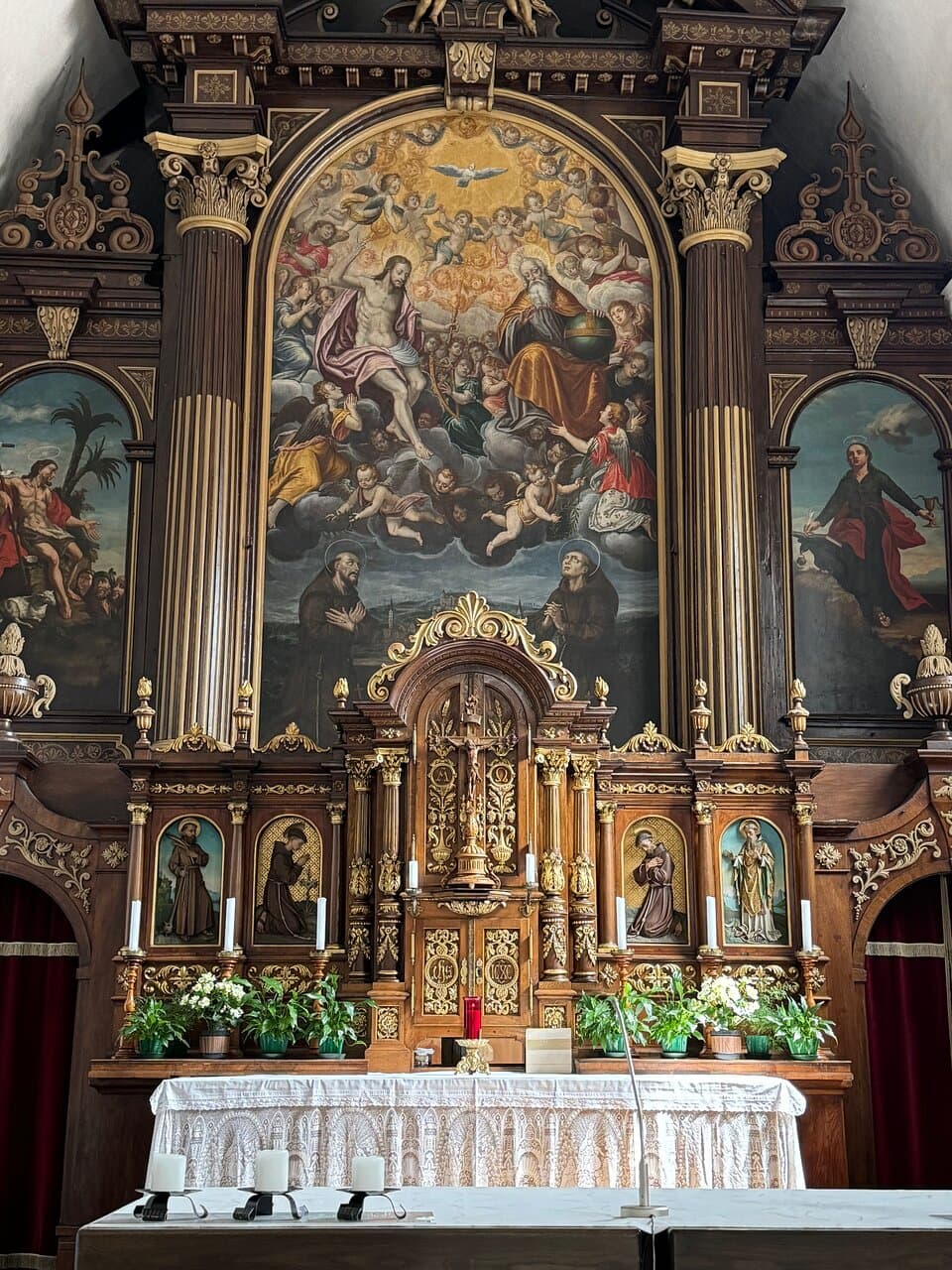 Dettaglio della pala d’altare con la gloria degli angeli intorno alla SS. Trinità. Ago 24