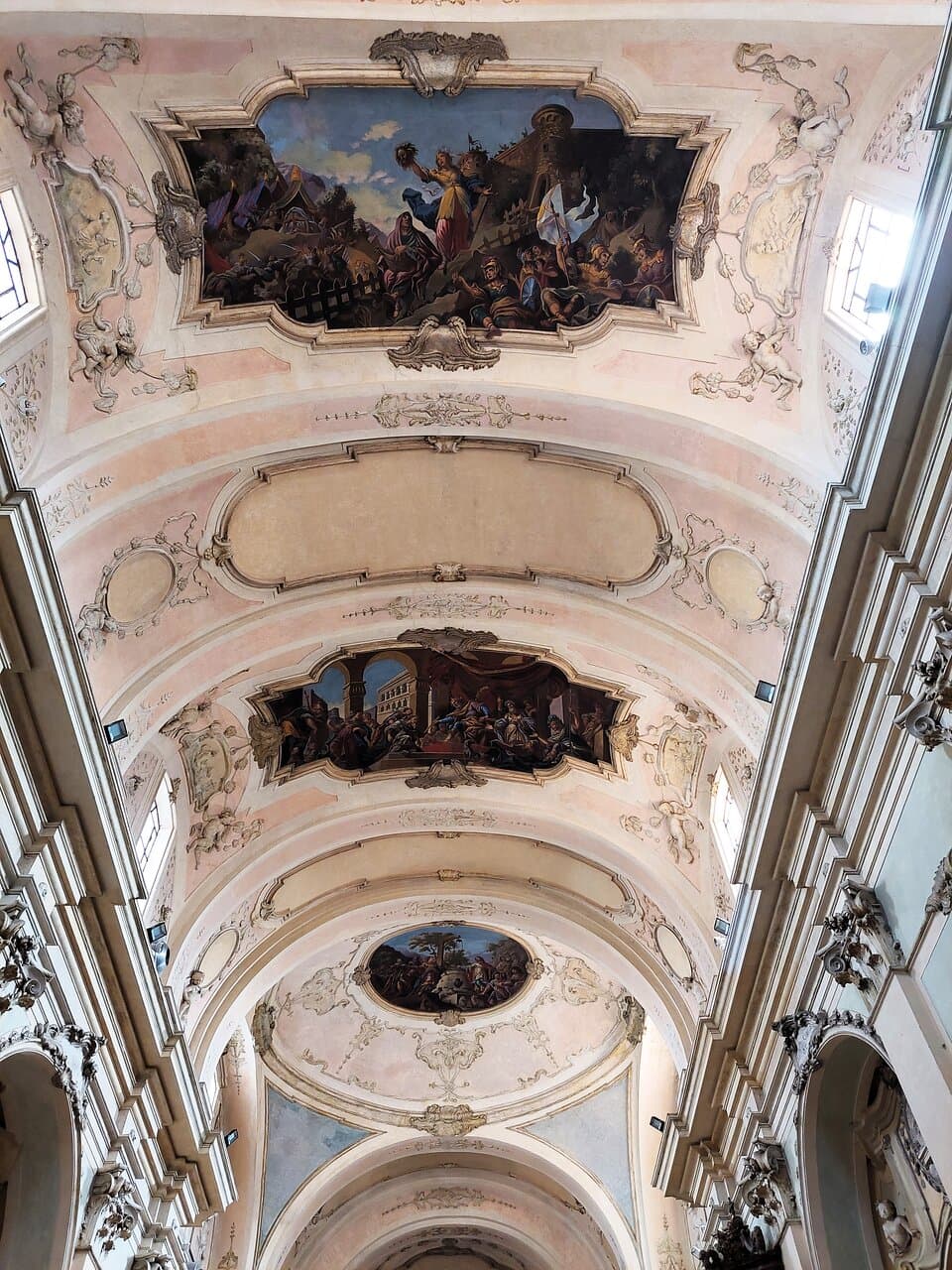 Interno: la volta della navata