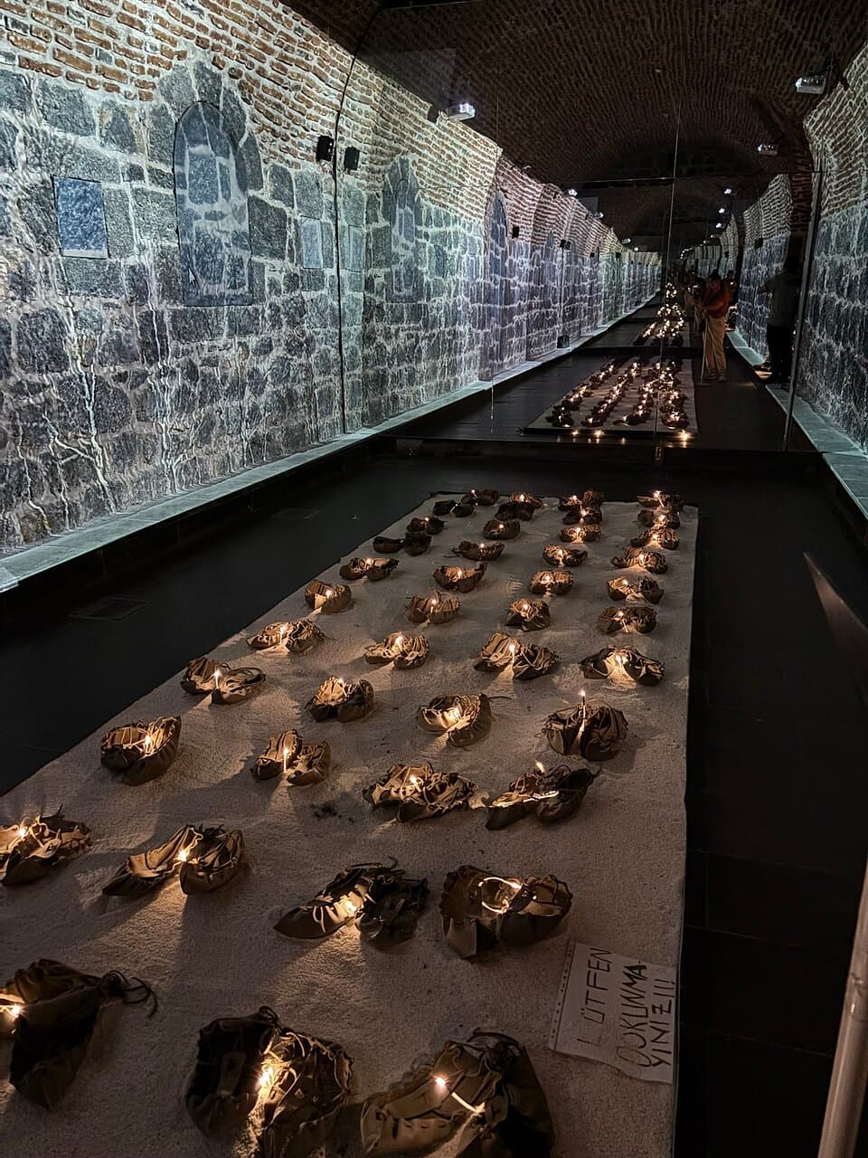 İnteraktif müzeciliğin en güzel örneklerinden biriydi. Özellikle sanat tarihi mezunu güvenlik görevlisi arkadaş bize çok yardımcı oldu. Kendine özellikle teşekkür ederim