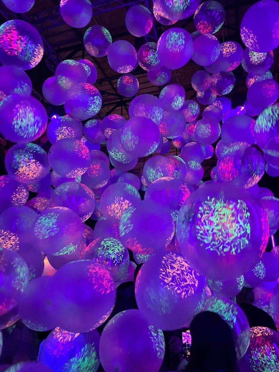 Schöne Ausstellung, aber sehr laut und anstrengend