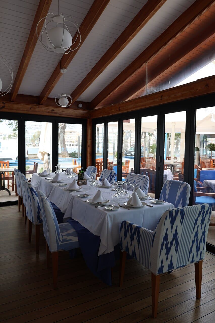 Mesas dentro del salón 