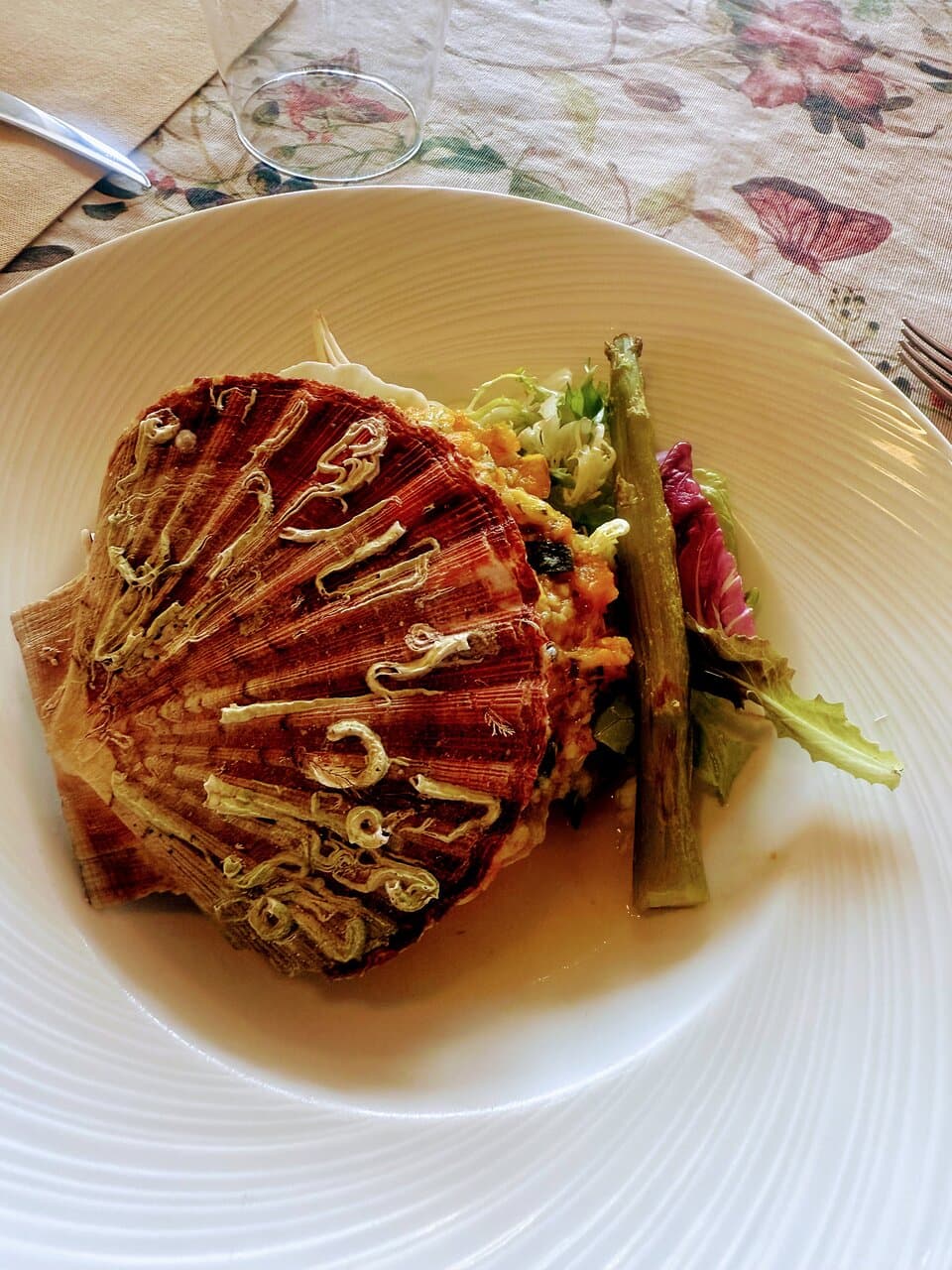 Cocina de mercado que cambia con las estaciones. Con cocina de autor y platos tradicionales con recetas adaptadas a la actualidad. Tenemos terraza y admitimos animales en la sala. 