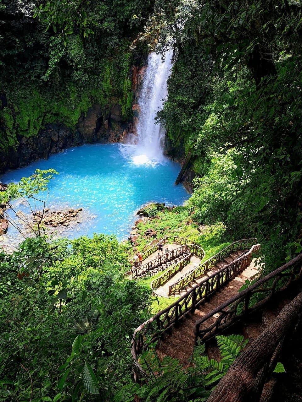 Si deseas visitar Parque Nacional Volcan Tenorio en Costa Rica y sus principales atractivos como lo son la catatata Rio Celeste y los Peresosos en su habitat natural esta es tu mejor opcion