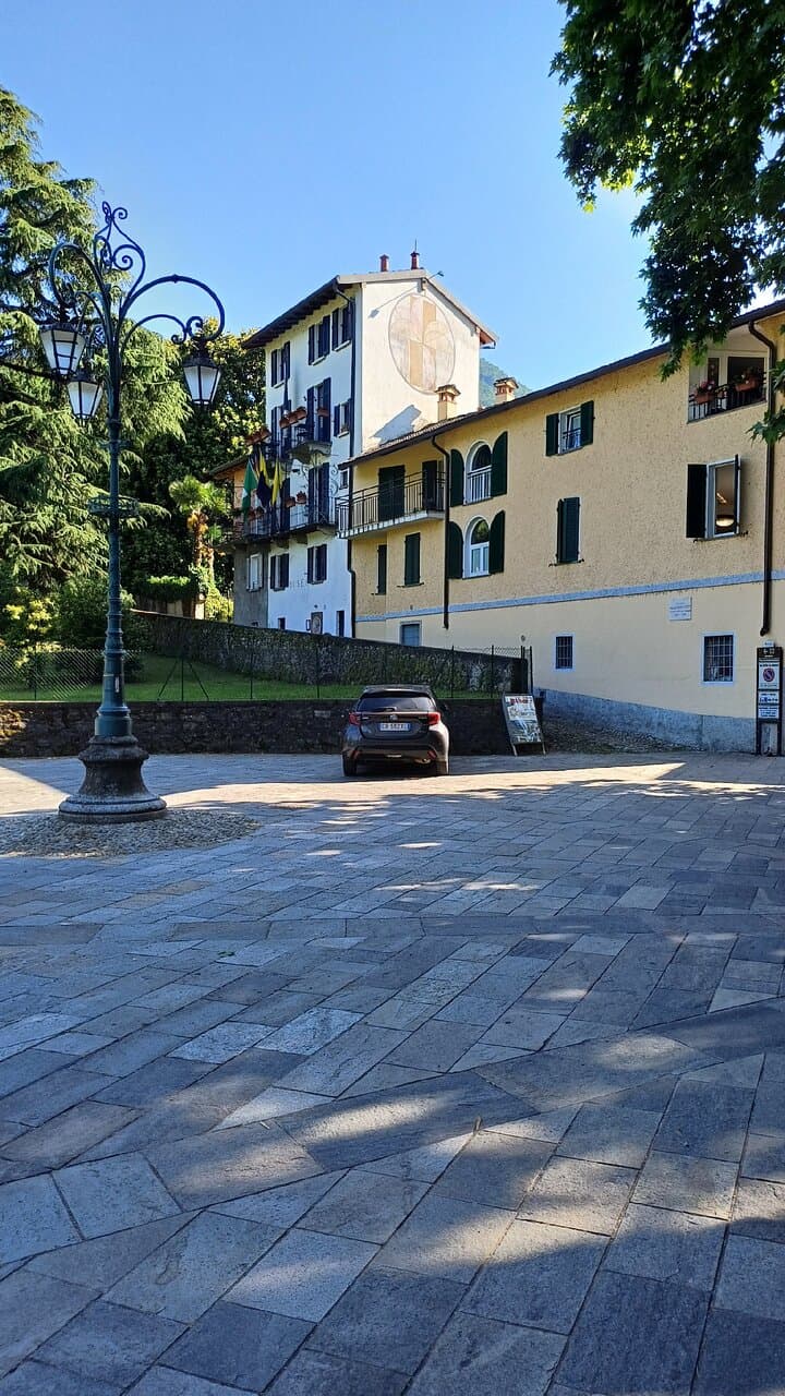 La petite plage de San Giovanni et le village