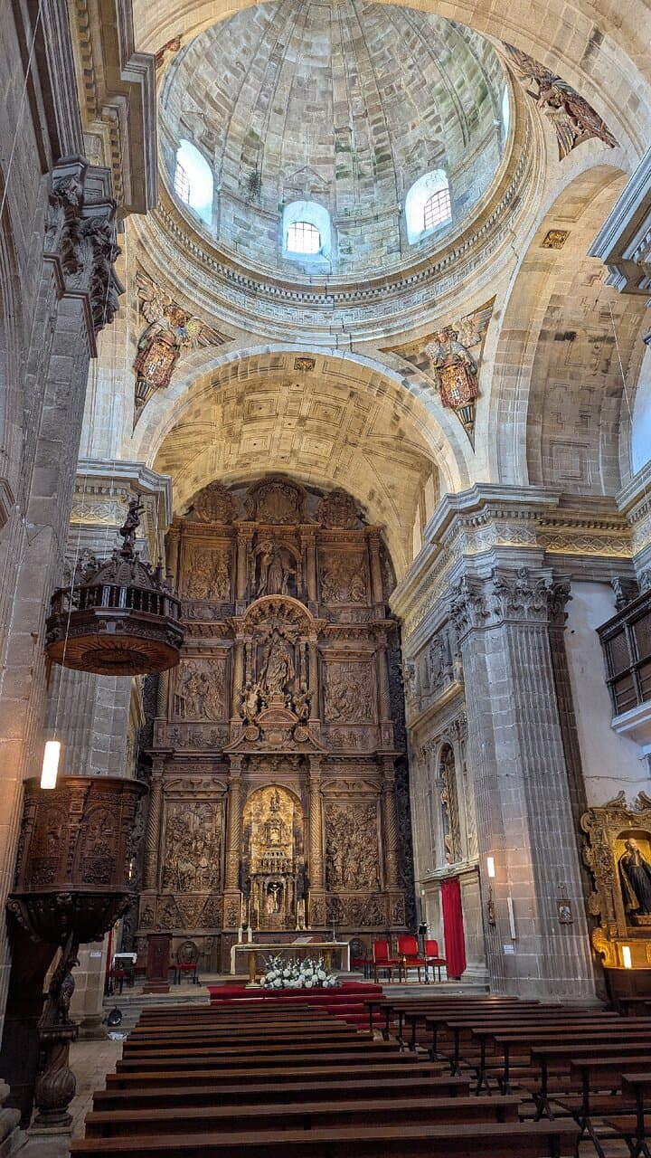 Het College van Nosa Señora da Antiga is een college in Monforte de Lemos, Lugo, Spanje, in de Ribeira Sacra. Het is gebouwd in de Herreriano-stijl. Het college wordt vanwege zijn architectonische stijl soms het Escorial van Galicië genoemd.[1