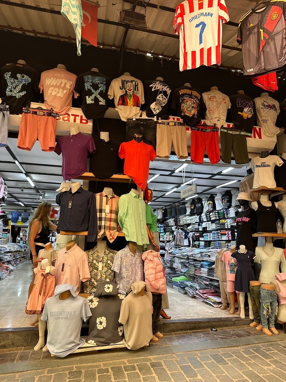 If you’re shopping in Antalya Old Town, don’t miss “Old Town Bazaar – Serdar”. Great selection of clothes, bags, shoes, and accessories. I personally visited and had a great experience! Mention “Osman Bey” at checkout and get a 10% discount – worked for me and it can work for you too. Highly recommended!