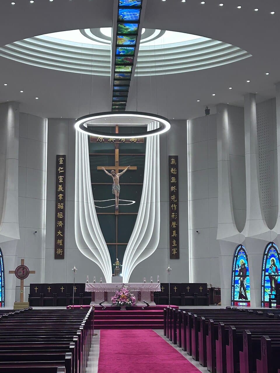 📍 Location & Access • Address: 2268 Hai Dong Road, Kunming • Nearby Landmark: Adjacent to Junfa Xiliangtang Wetland Park in the eastern part of the city. • Getting There: A 20–30 minute ride from central Kunming; easily accessible by taxi or ride-hailing apps like DiDi. Parking is available nearby. ⛪ Mass Times • Saturday Evening Mass: 8:30 PM (Mandarin) • Sunday Morning Mass: 9:30 AM (Mandarin)