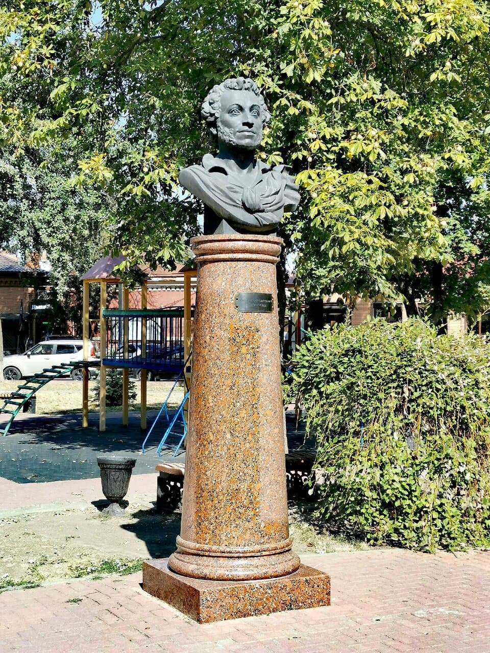 Красивый бюст (памятник) А. С. Пушкину, установлен в одноимённом сквере Ейска