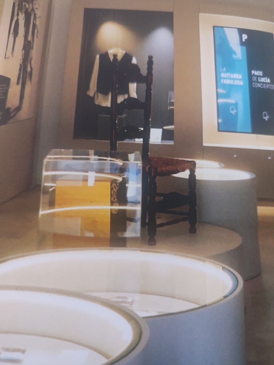 Un lugar muy bonito en el que se hace un recorrido por la vida tanto personal como artística del gran genio de la guitarra Paco de Lucía