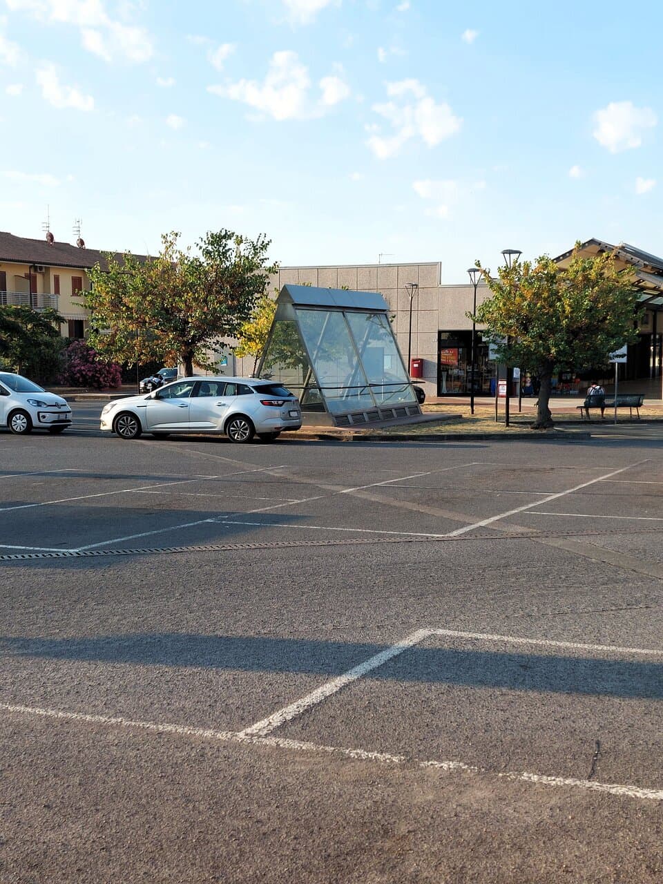 Scorcio del parcheggio del supermercato Pam, dove al centro si nota la teca con all'interno i resti dei forni fusori