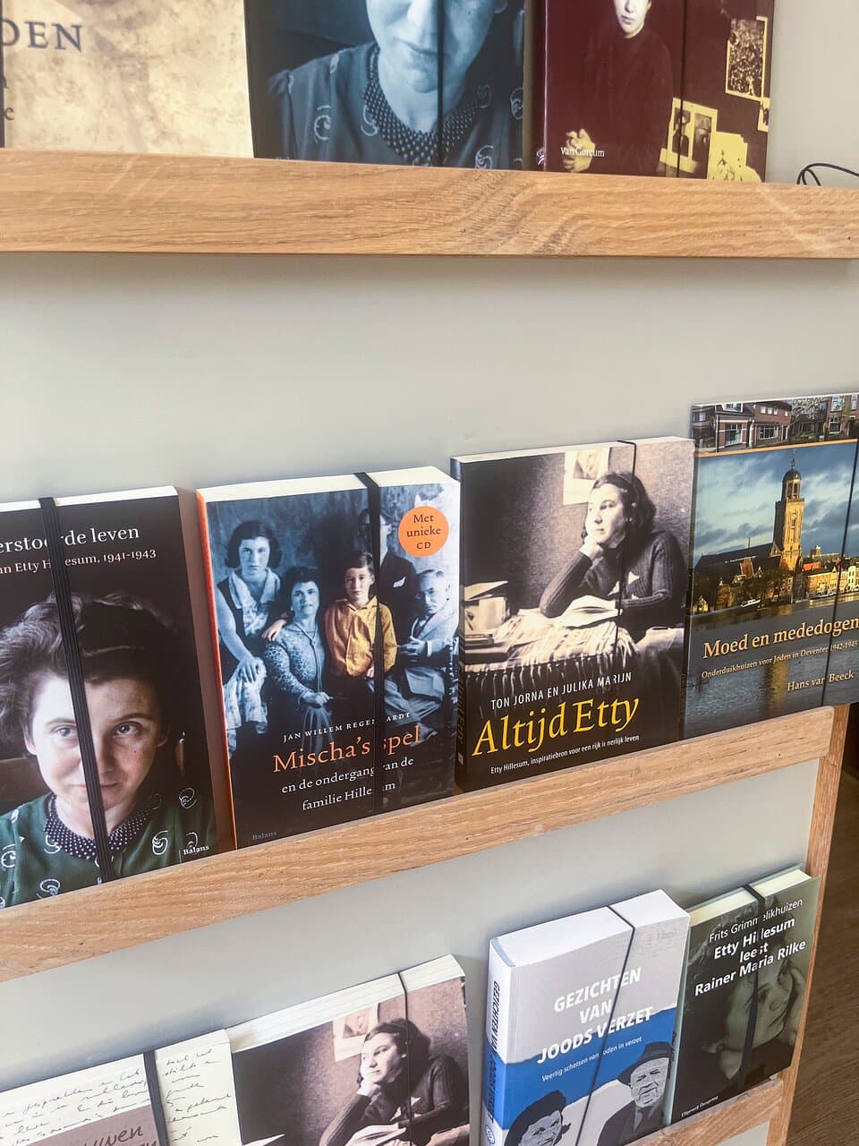 Boeken in de winkel van Etty Hillesum Centrum